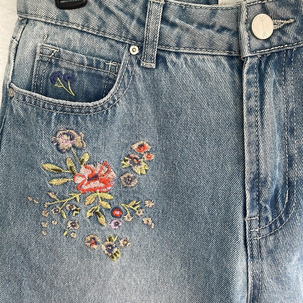 NWT‎ Banjara High Rise Straight Leg Crop Floral Embroidered Jeans Women’s Size 7 - Picture 3 of 8